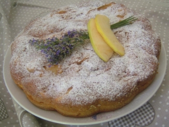 Torta di mele al profumo di lavanda
