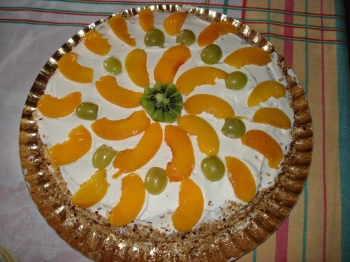 Torta con pesche sciroppate e kiwi