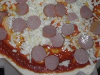 Pizza rossa con wurstel