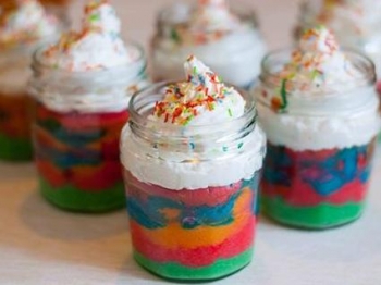 Rainbow cake in barattolo della blogger LEDA INTORTA