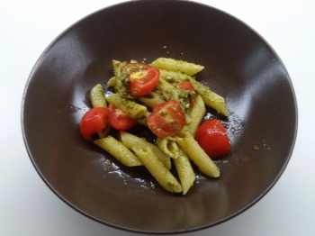 Pasta con pesto e pomodorini