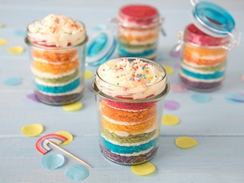 Rainbow cake in barattolo