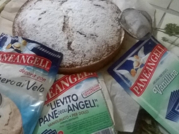 torta aromatizzata all'arancia e mandorle