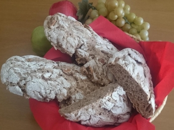 Pane con farina di segale, mele e ....