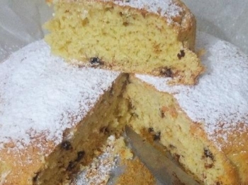 Torta con aroma mandorla e gocce di cioccolato