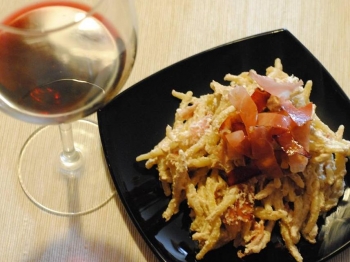 Trofie alla crema di noci e speck
