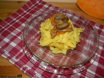 Tagliatelle con zucca e funghi