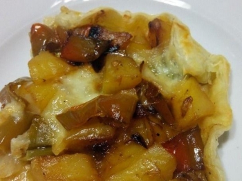 Quadrati di sfoglia peperoni e patate