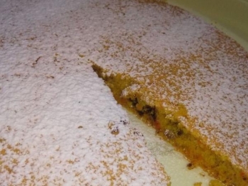 Torta di mandorle carote e gocce di cioccolato