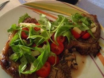 Bistecca con rucola e pomodorini
