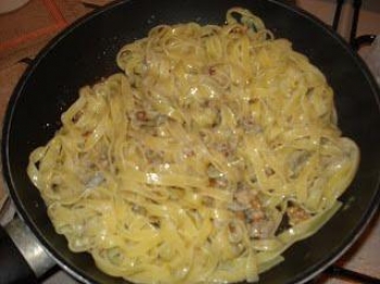 Tagliatelle con noci e gorgonzola