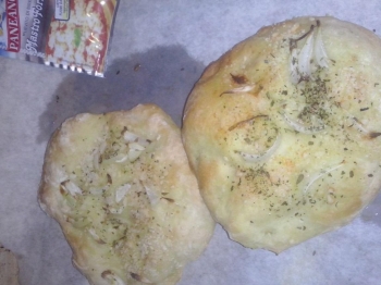Focaccine con cipolla e aromi
