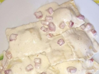 Ravioli ripieni di zucca con panna e speck