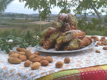 Cannoli con crema pasticcera