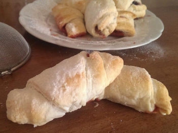 Croissants di Pasta Sfoglia con farcia alla Confettura di Fragole