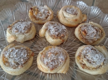 Girelle di sfoglia con marmellata di arance e noci