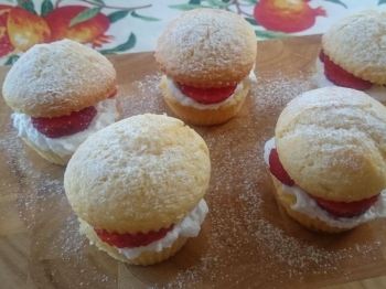 Muffin al limone con dolceneve e fragole