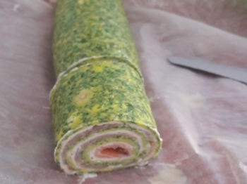 Rotolo di frittata con rucola robiola e salmone