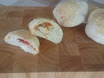 Bocconcini di pane ripieni al gusto pizza