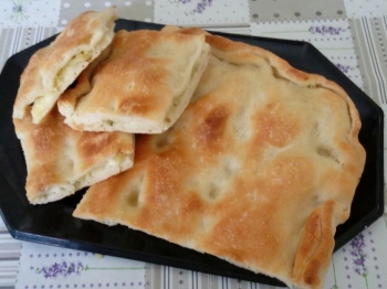Focaccia ripiena (patate, pesto e crescenza)