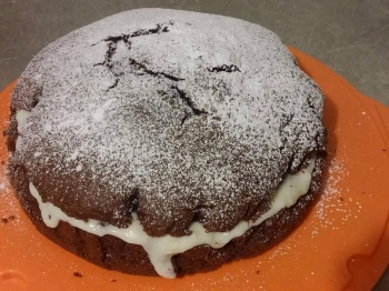 Torta al cacao con crema e gocce di cioccolato