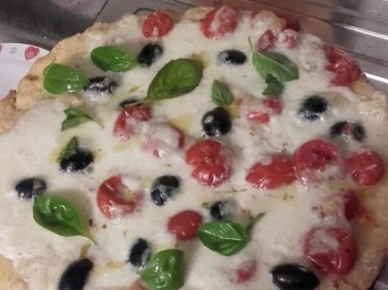 Focaccia di semola mozzarella pomodorini e olive