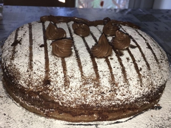 Torta al cacao farcita con crema al cioccolato