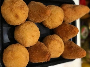 Arancini: prosciutto e formaggio; al ragù di piselli