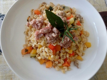 Orzotto alle verdure e salsiccia