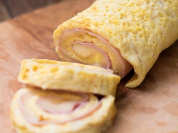 rotolo di frittata al forno con scamorza e prosciutto