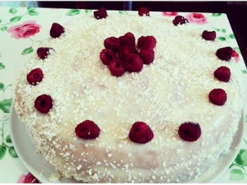 Torta ai lamponi e crema diplomatica con glassa al cioccolato bianco