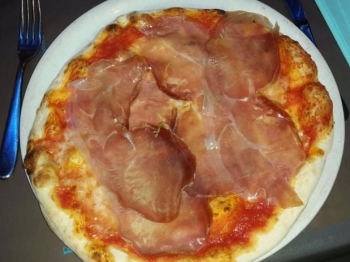 Pizza con salumi