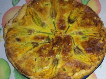Torta salata di fiori di zucca e zucchine