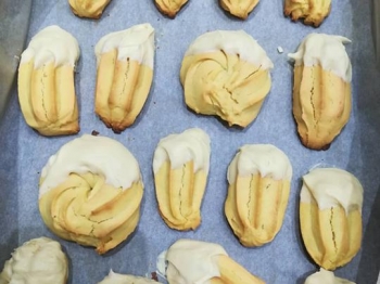 Biscotti di frolla montata con cioccolato bianco