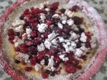 Cheesecake al forno con decorazioni ai frutti di bosco