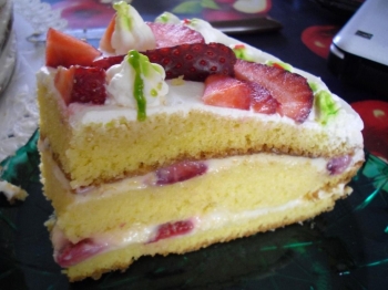 Torta a tre strati panna e fragole