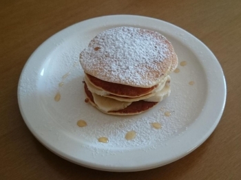 Torrette di pancake con banane e sciroppo d'acero