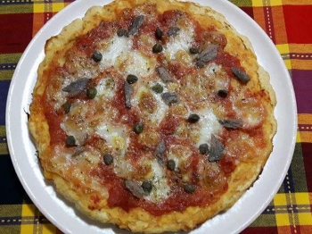 Pizza capperi e acciughe