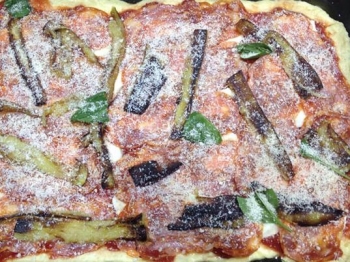 Pizza alla parmigiana di melanzane!