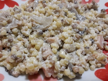 Fregola con funghi e prosciutto