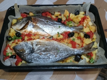Orate al forno con patate e pomodoro