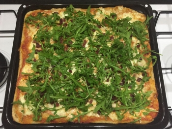 Pizza integrale con scamorza, speck e rucola