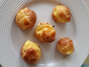 Bigne alla crema pasticcera e nocciole