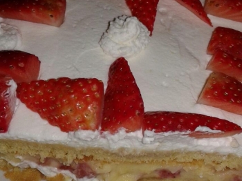 Torta alle fragole con crema pasticcera e crema chantilly