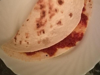 piadina romagnola con pesto di pomodori secchi e stracchino