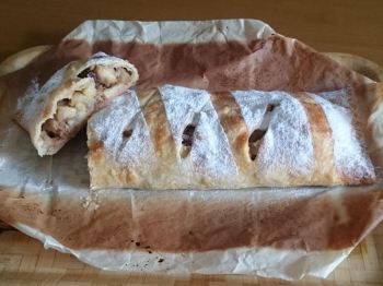 Strudel con mele e uvetta