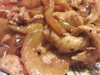 Straccetti di pollo con peperoni e zenzero