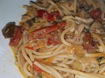 pasta con tonno olive e pomodorini