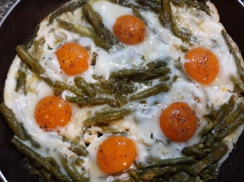 Nidi di asparagi con uova
