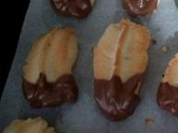 Biscotti di frolla montata con cioccolato fondente